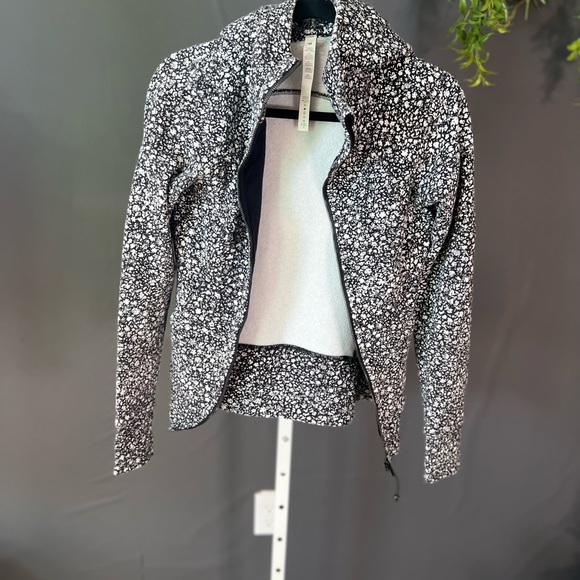 Lululemon Athletica - Picture 3 of 14